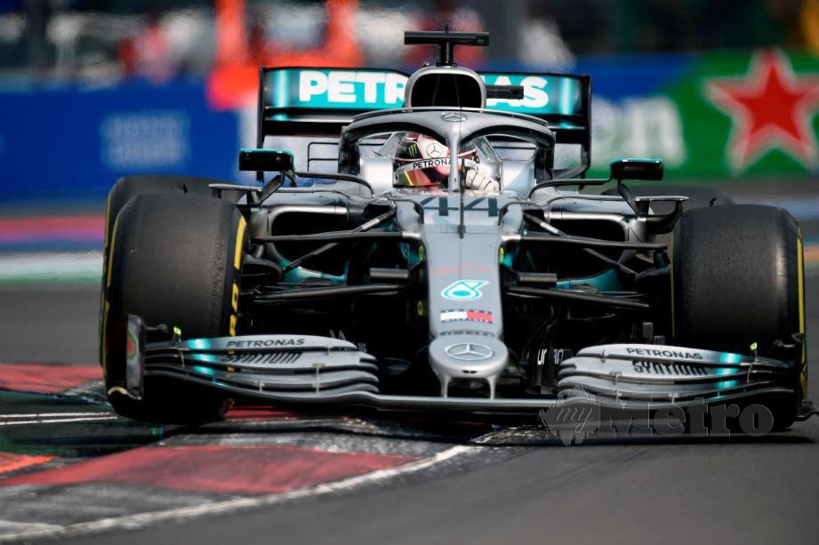 Jentera pelumba Mercedes, Lewis Hamilton mengatasi cabaran Ferrari. FOTO AFP