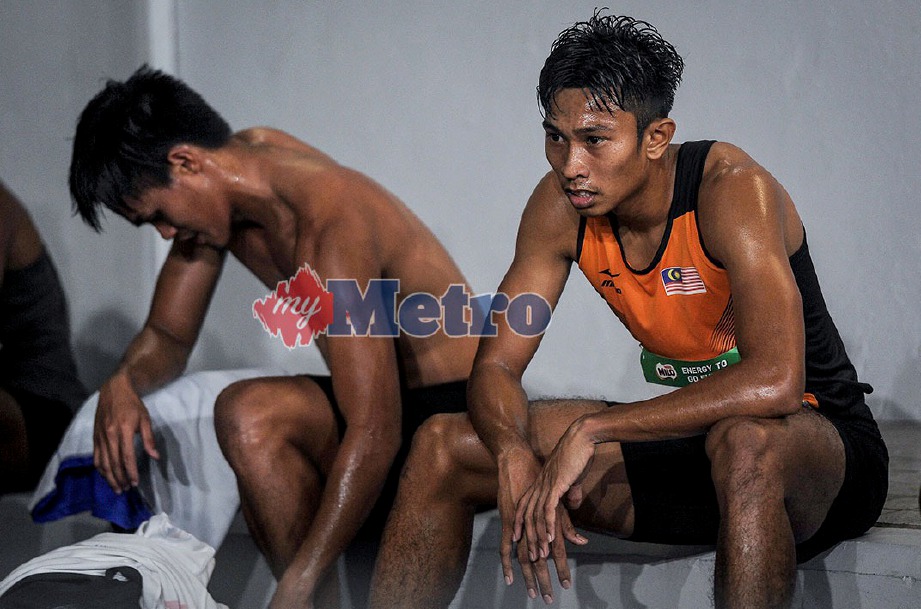 ATLET pecut negara Khairul Hafiz Jantan (kanan) kecewa setelah tewas kepada atlet pecut Sri Lanka Vinoj Suranjaya De Silva pada Acara Pecut Lelaki 100 Meter Kategori Terbuka pada Kejohanan Olahraga Terbuka Malaysia. FOTO Bernama