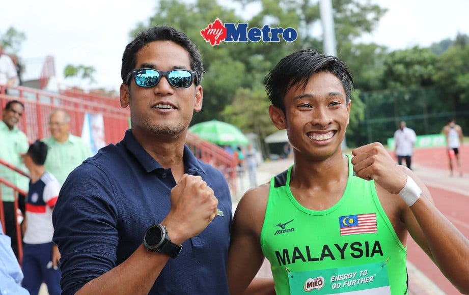 Khairul (kanan) meraikan kejayaan 200m bersama Khairy. FOTO STR/OWEE AH CHUN.
