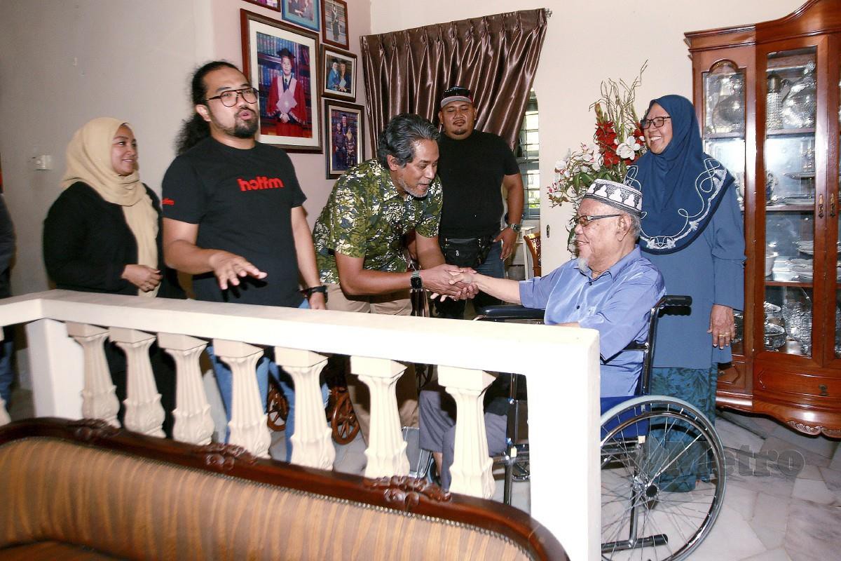 KJ (tengah) bersama Johan serta Fara Fauzana beramah mesra dengan pendengar, Rapiei Hassan (berkerusi roda). FOTO Faiz Anuar