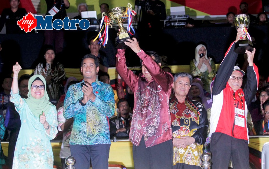 Khairy (dua dari kiri) meraikan kemenangan kontinjen Sarawak menjuarai Sukan Paralimpiad 2016. FOTO NSTP/CHE RANI CHE DIN.