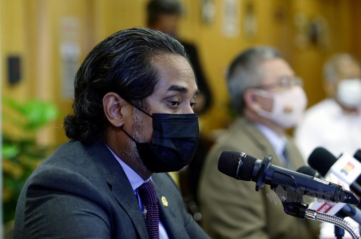 KHAIRY bersama Dr Adham ketika sidang media Mingguan Badan Bertindak Imunisasi Covid-19 di Putrajaya. FOTO Mohd Fadli Hamzah