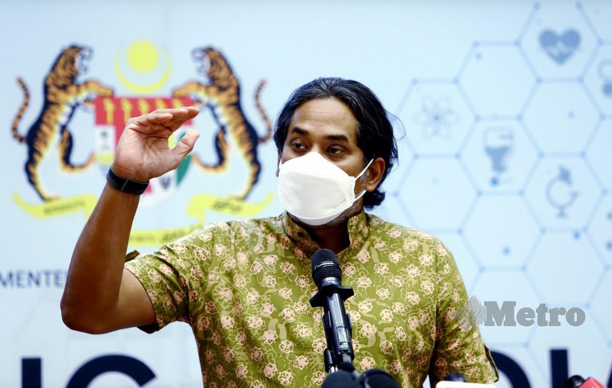 Khairy Jamaluddin ketika sidang media di Putrajaya hari ini. Foto Mohd Fadli Hamzah