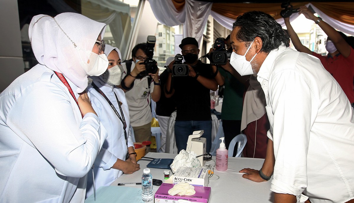 KHAIRY (kanan) beramah mesra bersama penolong pegawai perubatan pada Program Khidmat Komuniti sempena Hari Pembantu Perubatan 2022. FOTO Bernama 