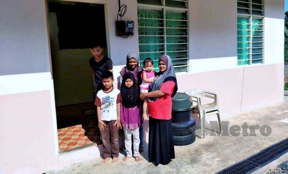 KHATIJAH Abdullah, 37 ceria bersama lima anaknya dapat tinggal di rumah Program Perumahan Rakyat Termiskin (PPRT) yang baru siap dibina oleh Lembaga Kemajuan Kelantan Selatan (KESEDAR) Jeram Tekoh. FOTO Ramli Ibrahim
