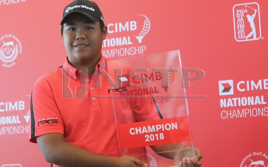 JUARA Kejohanan Golf CIMB Peringkat Kebangsaan 2018, Kim Leun Kwang pada majlis penyampaian hadiah Kejohanan Golf CIMB Peringkat Kebangsaan 2018 di TPC KL. FOTO Mahzir Mat Isa