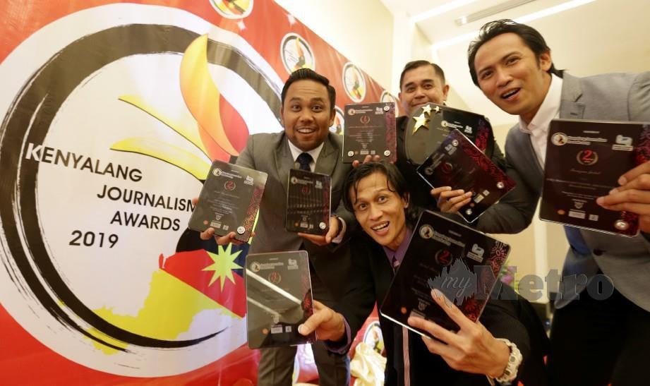 EKHWAN Haque (kiri), Mohd Radzi (dua dari kiri), Mohd Hardi Effendi (tiga dari kiri) serta Wakil TV3 Wilayah Sarawak, Adib Othman menunjukkan plak yang dimenangi. FOTO NSTP
