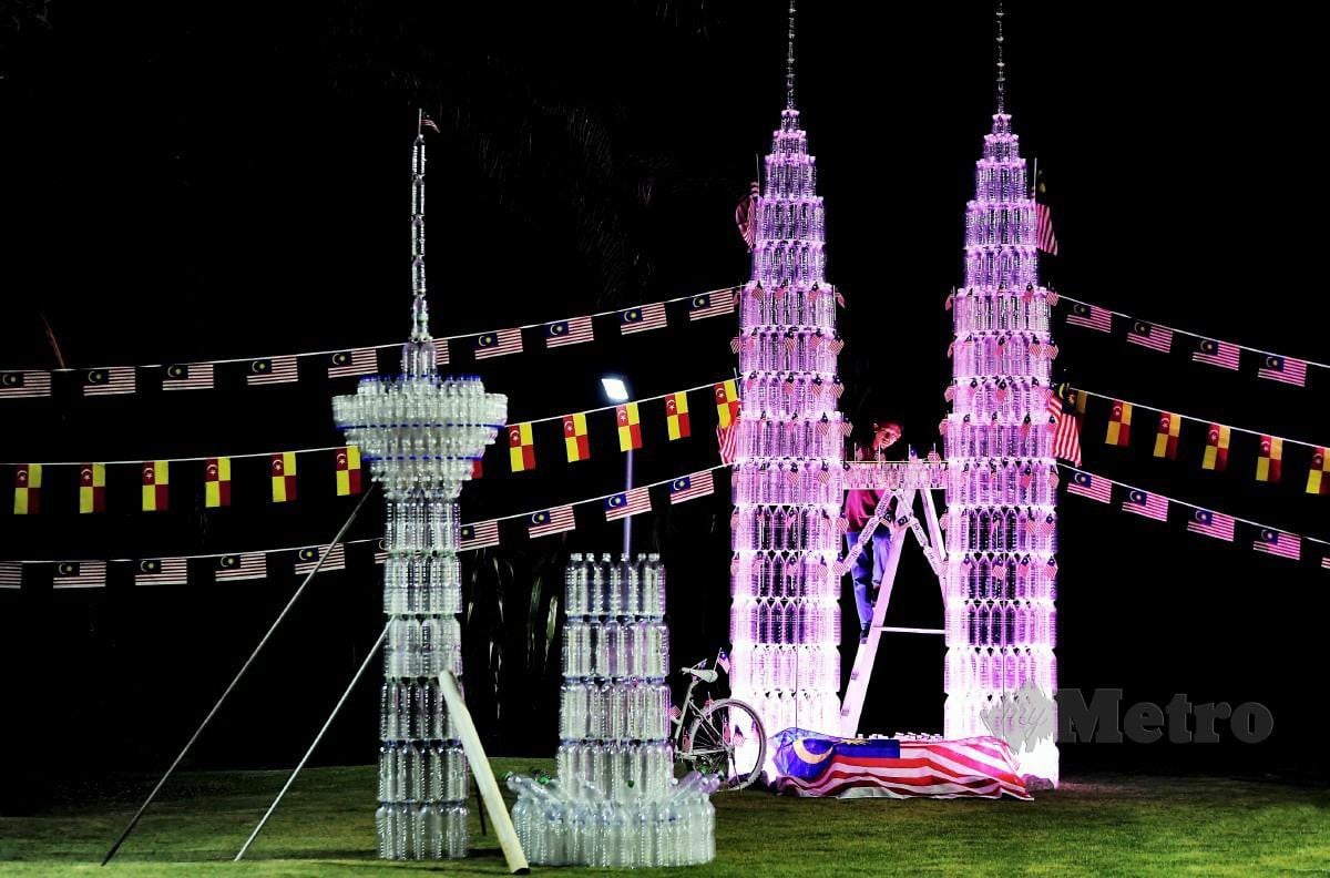 REPLIKA Menara Kuala Lumpur yang dihasilkan.