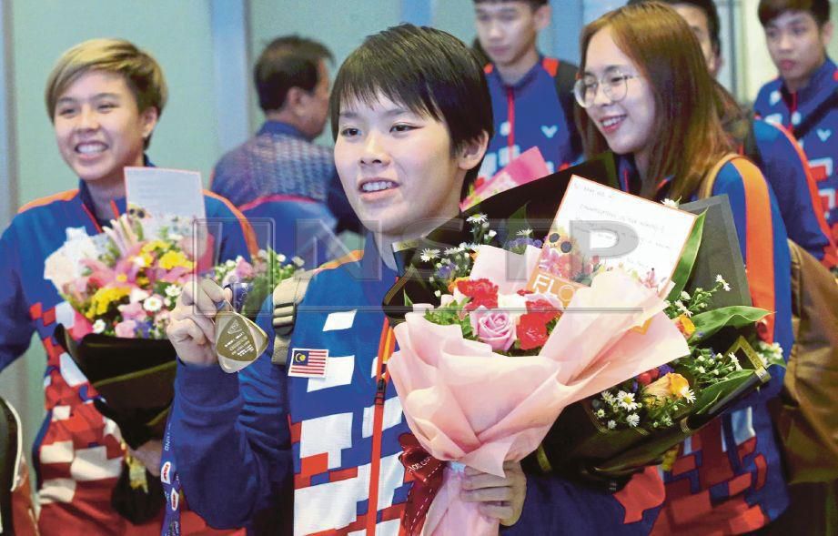 PEMAIN badminton perseorangan negara, Goh Jin Wei disambut keluarga dan peminat ketika tiba di balai ketibaan KLIA. FOTO Rosdan Wahid