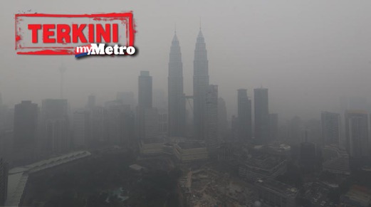 Keadaan pusat bandar raya Kuala Lumpur yang diseliputi jerebu teruk dengan jarak penglihatan terhad yang dirakam pada jam 1.35 petang tadi dari Menara Felda. - Foto SALHANI IBRAHIM