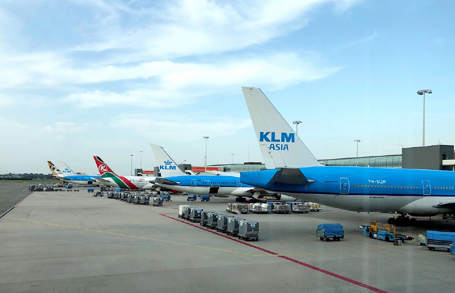 PESAWAT milik KLM kelihatan di Lapangan Schiphol, Belanda. FOTO Reuters