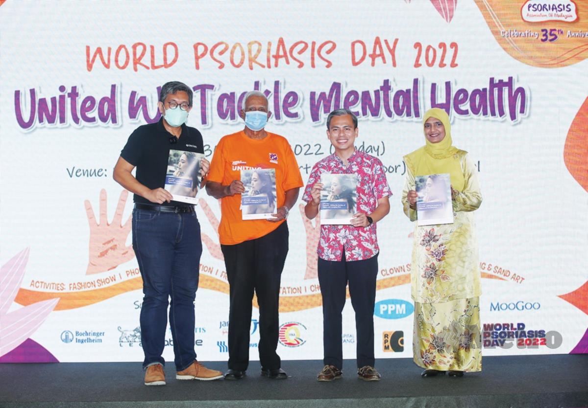 PENYANDANG kerusi Parlimen Lembah Pantai Fahmi Fadzil (dua dari kanan) menunjukkan 'White Paper On Psoriasis' pada sambutan Hari Psoriasis Sedunia 2022 yang diadakan di ibu negara, baru-baru ini. 