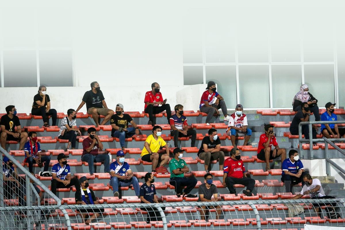 PENYOKONG duduk mematuhi penjarakan sosial ketika perlawanan Liga Super 2021 antara Kuala Lumpur FC menentang Sri Pahang di Stadium Kuala Lumpur pada April lalu. FOTO Asyraf Hamzah