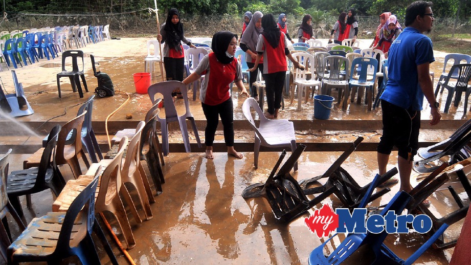 PENUNTUT Kolej Poly-Tech Mara (KPTM) cawangan Kuantan dan Gua Musang bergotong royong membersihkan kawasan Sekolah Menengah Kebangsaan (SMK) Pulau Tawar, Jerantut.  yang dilanda banjir. FOTO Nazirul Roselan