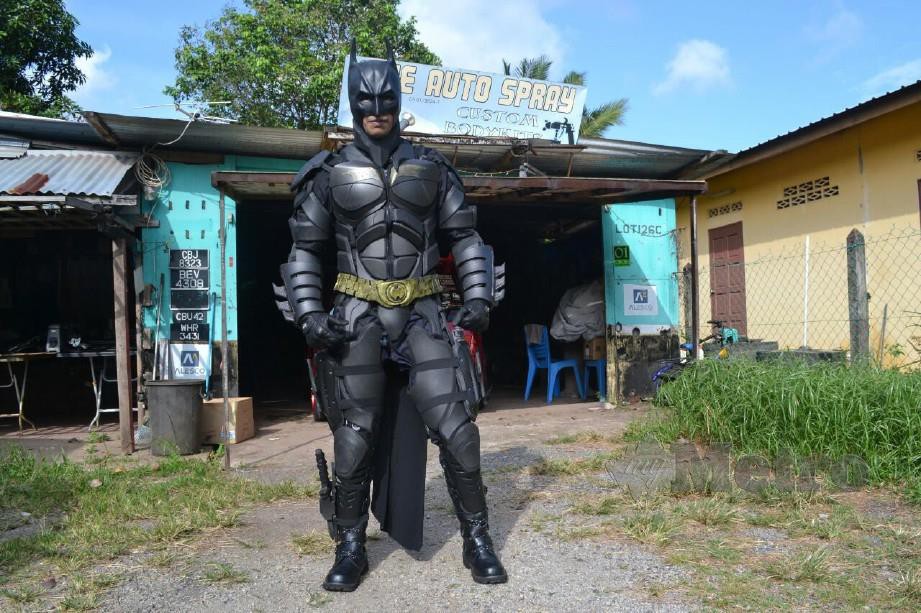 Sabree menggayakan sut Batman di Kampung Peramu, Kuantan. Foto Asrol Awang 