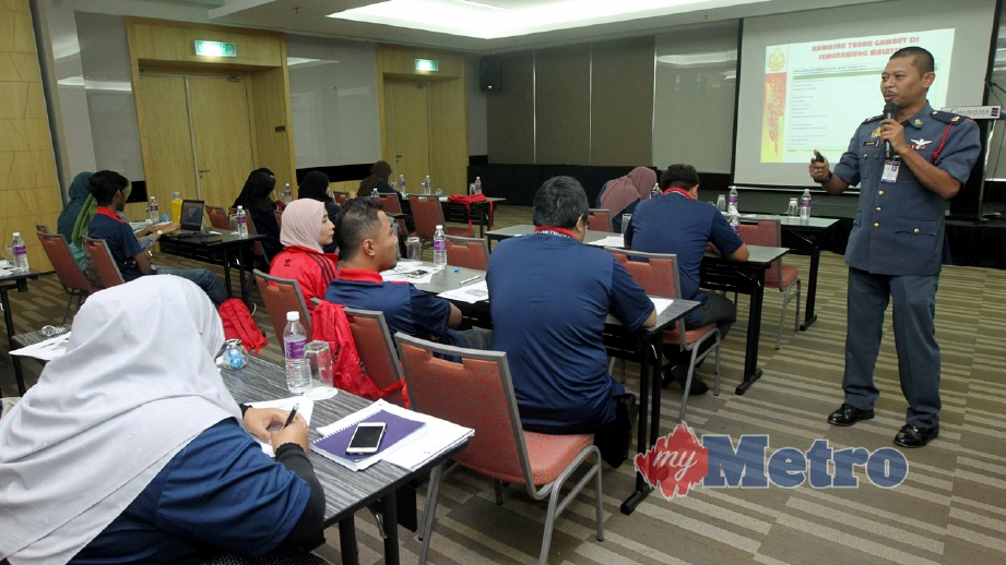 WAKIL Jabatan Bomba dan Penyelamat Pahang, Shahrin Yusmar memberi taklimat kepada peserta yang hadir pada Bengkel Prosedur Tetap Operasi (SOP) melaksanakan Program Mencegah Kebakaran Tanah Gambut Untuk Mengatsai Jerebu di Pekan. FOTO Muhd Asyraf Sawal