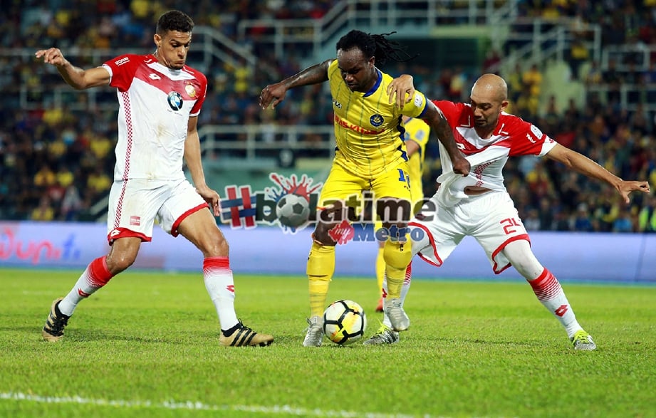 DOE (tengah) dikawal ketat dua pemain Kelantan pada saingan Liga Super 2018 di Stadium Darul Makmur. -Foto MUHAMMAD ASYRAF SAWAL