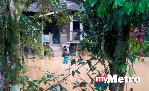 KEADAAN banjir di Kampung Masjid Gali, semalam. FOTO ihsan Polis