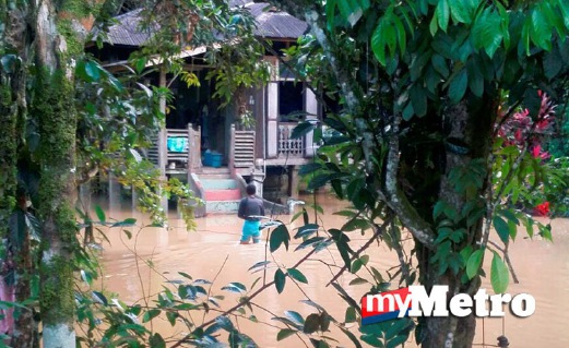 KEADAAN banjir di Kampung Masjid Gali, Raub, semalam FOTO arkib ihsan Polis