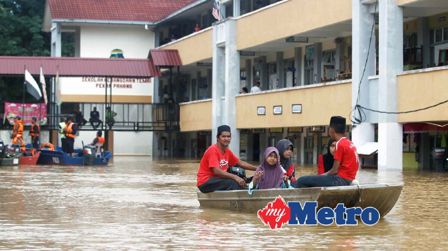 MANGSA banjir terpaksa bermindah dari Pusat Pemindahan Sementara SK Temai ke Institut Kemahiran Belia Negara berikutan peningkatan air Sungai Pahang. FOTO Muhd Asyraf Sawal