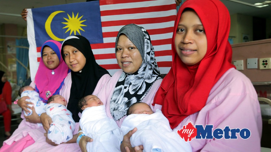 (Dari kanan) Nor Ashikiin Hussin, 33; Norazlina Abu Talib, 29; Noor Kartini Arif, 28; dan Nurlisa Jamaluddin, 28, memangku bayi yang lahir pada Hari Kebangsaan Ke-59 di Hospital  Tengku Ampuan Afzan (HTAA). FOTO Zulkepli Osman