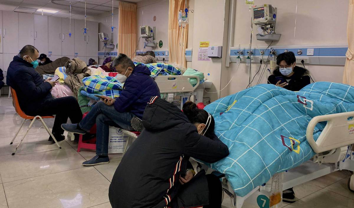 PESAKIT Covid-19 terlantar di katil Hospital Tangshan Gongren, China sambil ditemani ahli keluarga masing-masing. FOTO AFP