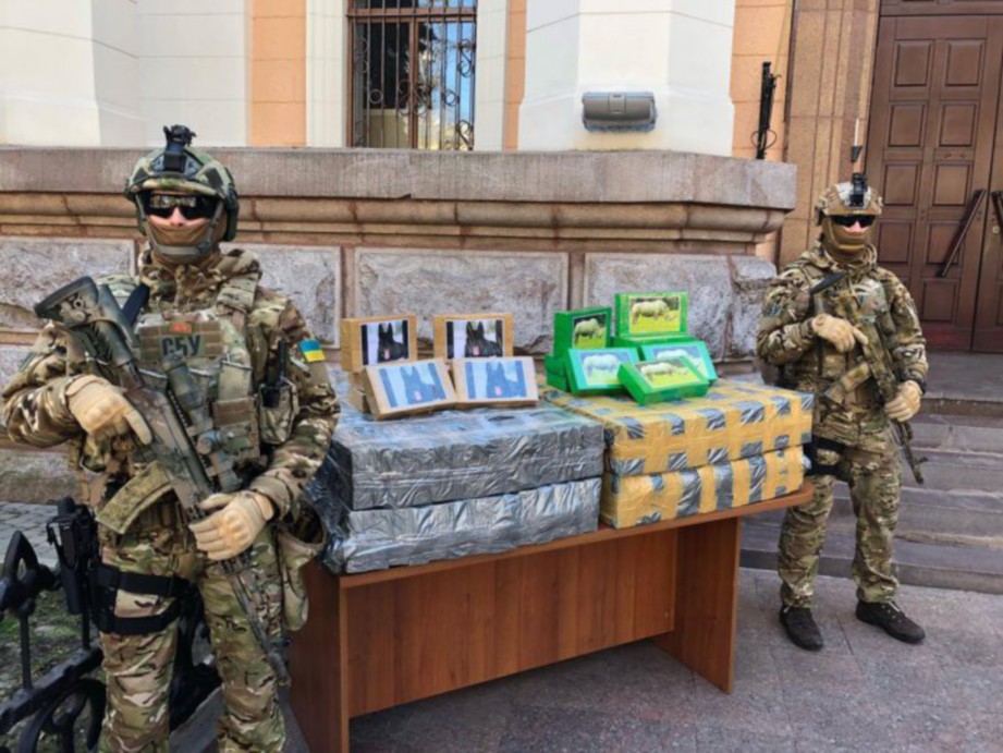 ANGGOTA SBU Ukraine merampas kokain bernilai RM206 juta. FOTO/AGENSI