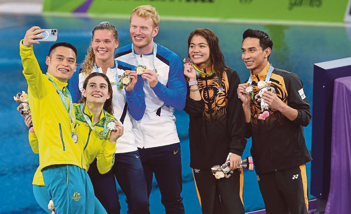 DHABITAH dan Syafiq  berswafoto bersama pemenang emas dari Scotland dan perak dari Australia. FOTO Bernama