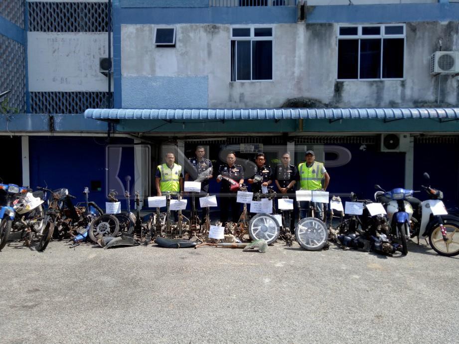 RAUB (tiga dari kiri) menunjukkan komponen bersama 24 rangka motosikal ditemui susulan penahanan tiga Geng Debab di Segamat. FOTO Ahmad Ismail