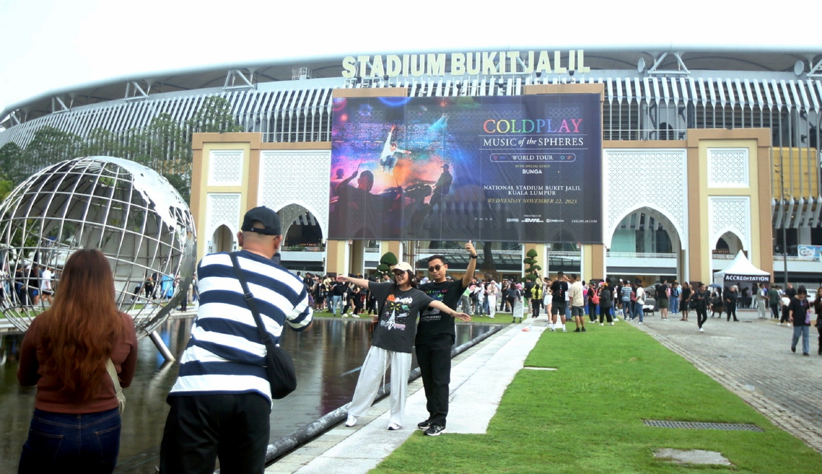 Sebahagian peminat mula membanjiri perkarangan stadium bagi menyaksikan Konsert Coldplay di Stadium Nasional Bukit Jalil. 