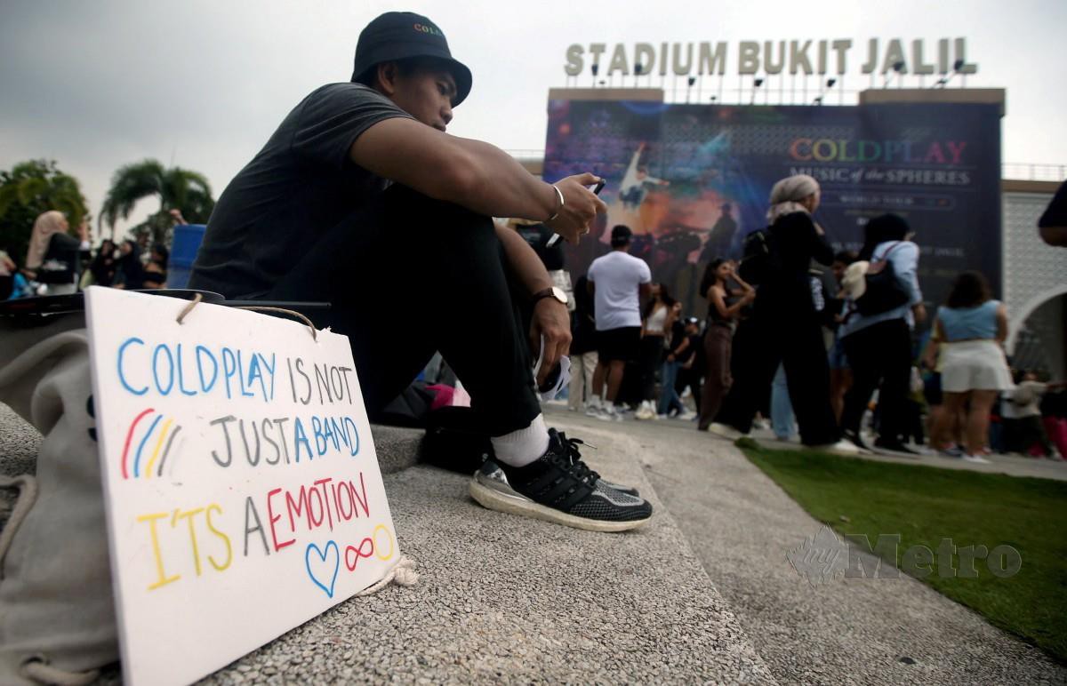 Gelagat sebahagian peminat sebelum Konsert Coldplay di Stadium Nasional Bukit Jalil. Foto Hairul Anuar Rahim