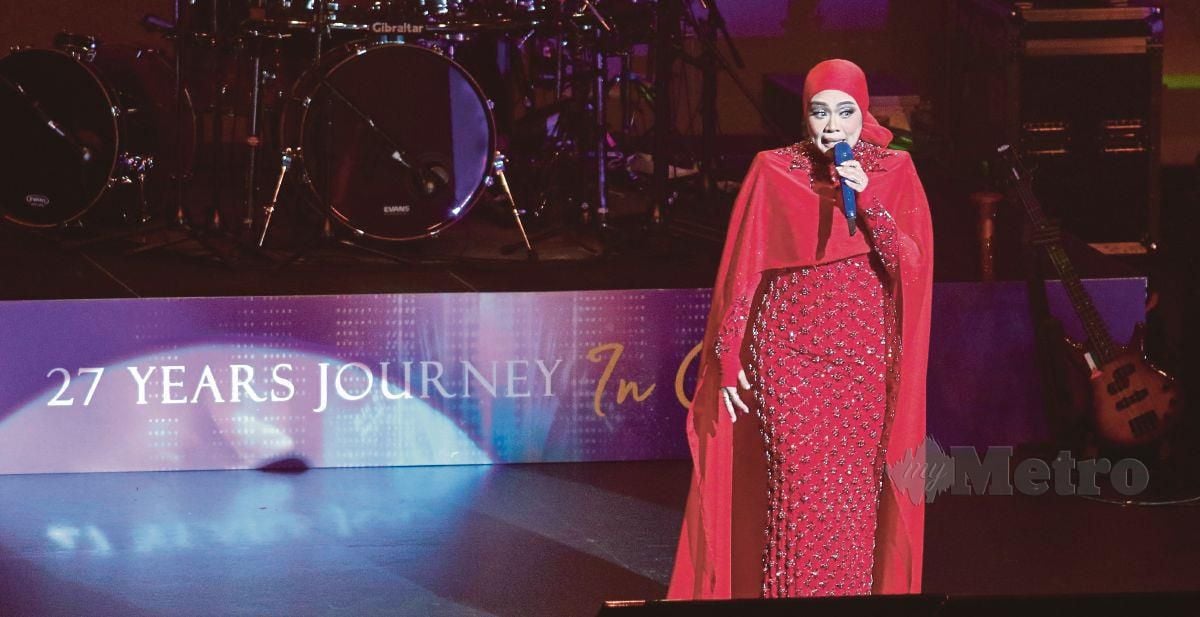 Penyanyi, Liza Hanim beraksi pada konsert sulungnya 27 Years Journey in Concert di Zepp, Kuala Lumpur. FOTO SADIQ SANI