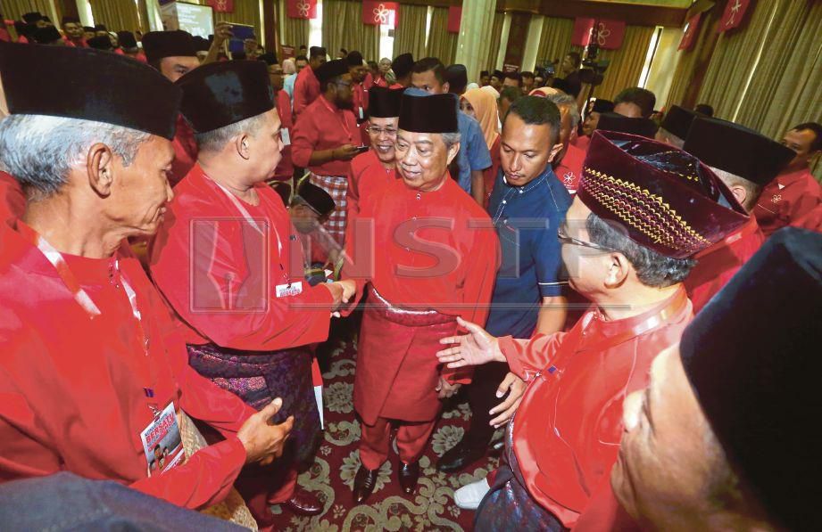 MUHYIDDIN diiringi Osman bersalaman dengan ahli selepas majlis perasmian Konvensyen BERSATU Johor di Kulai, hari ini. FOTO Hairul Anuar Rahim. 