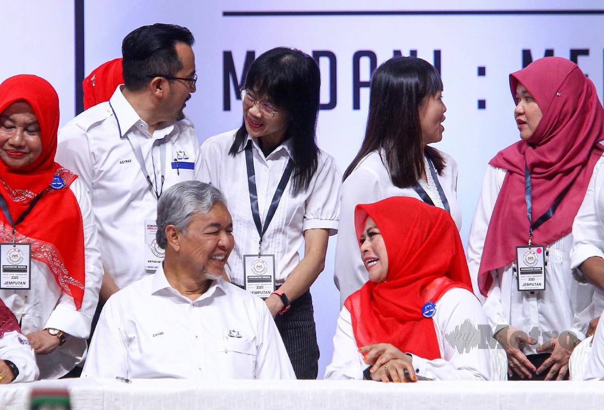 PRESIDEN Umno, Datuk Seri Dr Ahmad Zahid Hamidi dan Noraini ketika Konvensyen Nasional Kerajaan Perpaduan 2023 di Dewan Merdeka. FOTO Aziah Azmee