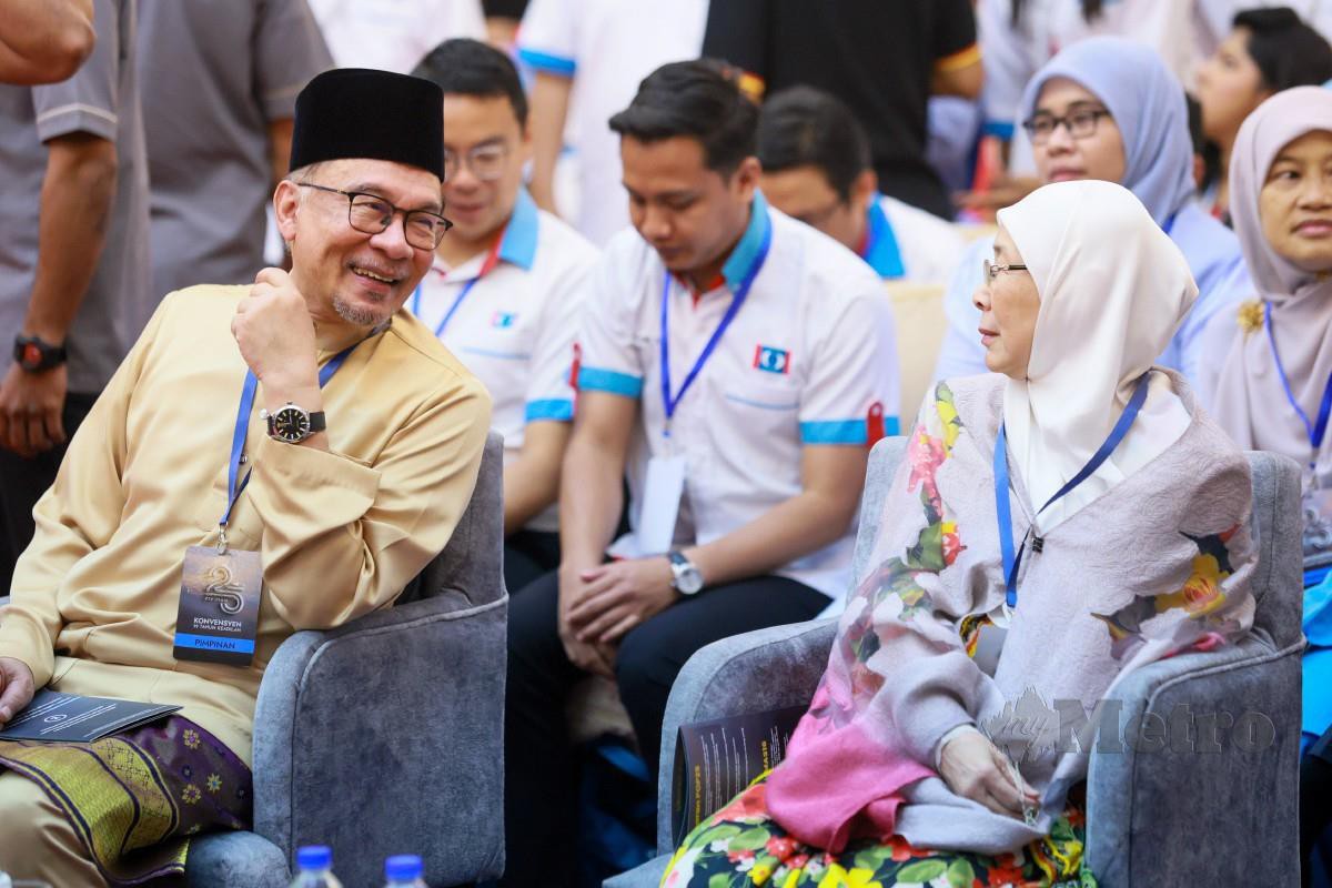 PRESIDEN Parti Keadilan Rakyat (PKR), Datuk Seri Anwar Ibrahim menyampaikan ucapan pada Konvensyen 25 tahun Parti Keadilan Rakyat di IDCC Shah Alam. FOTO Asyraf Hamzah