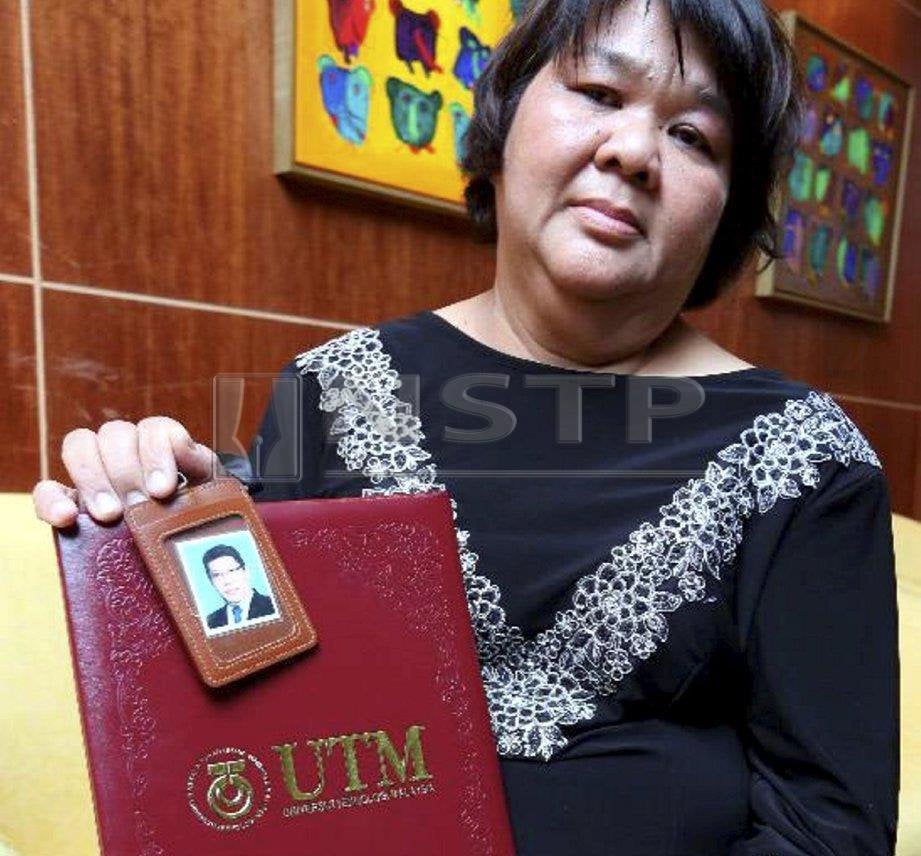 Loew Kwee Hoon,50 menunjukan ijazah mendiang suaminya, Lee Ghim Teck, 52 yang sepatutnya diraikan di majlis Konvokesyen Universiti Teknologi Malaysia (UTM) ke-61 hari ini meninggal dunia pada 16 Ogos lalu. Foto MOHD AZREN JAMALUDIN