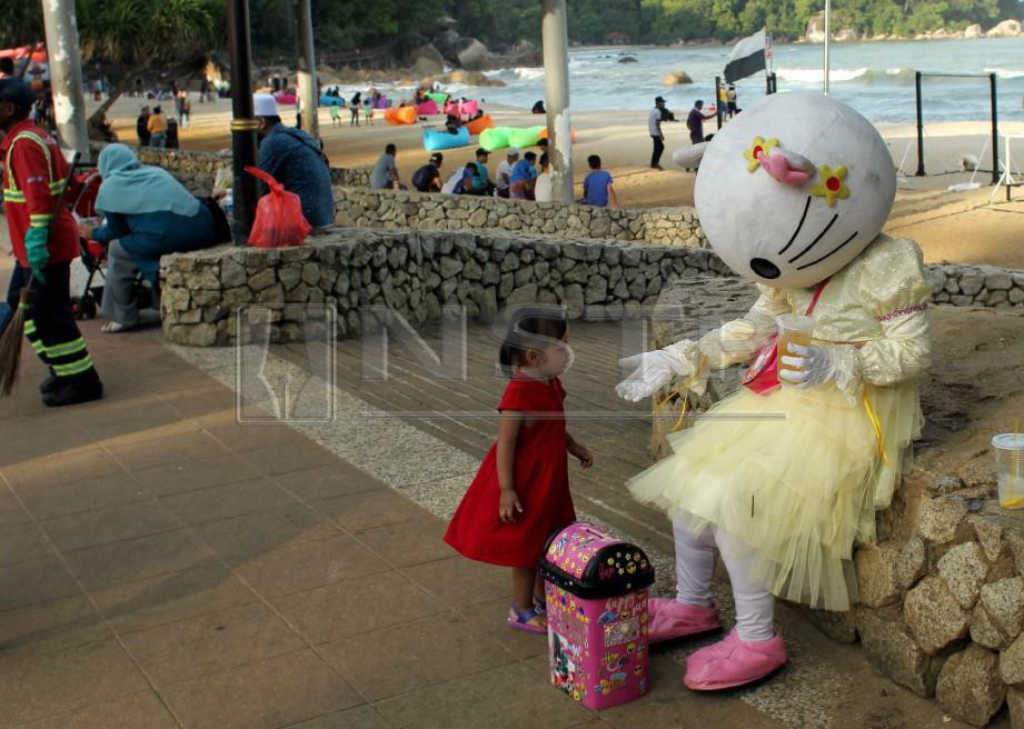 Keletah Siti Endon menarik perhatian ramai terutama kanak-kanak. FOTO Farizul Hafiz Awang