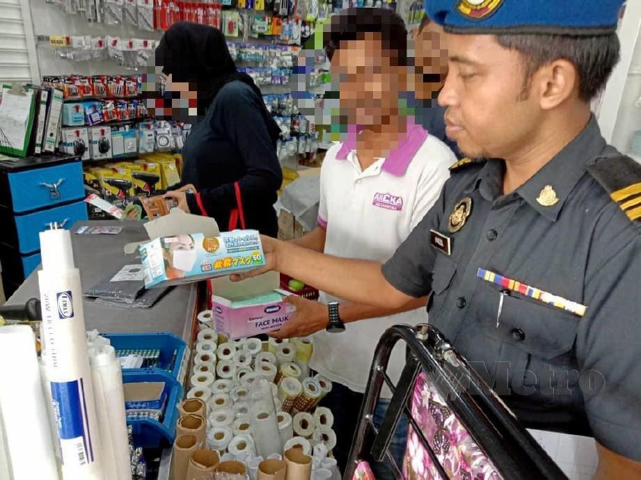Penguat kuasa KPDNHEP Selangor memeriksa farmasi yang menjual topeng muka di sekitar Selangor semalam. Foto Ihsan KPDNHEP 