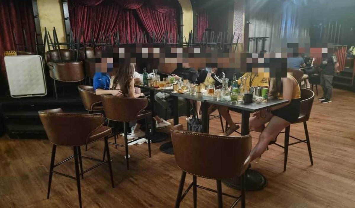 POLIS menyerbu sebuah restoran di Dataran Mentari, Sungai Way, membenarkan pelanggannya makan secara dine in dalam tempoh Pelan Pemulihan Negara (PPN) Fasa 1. FOTO Ihsan PDRM