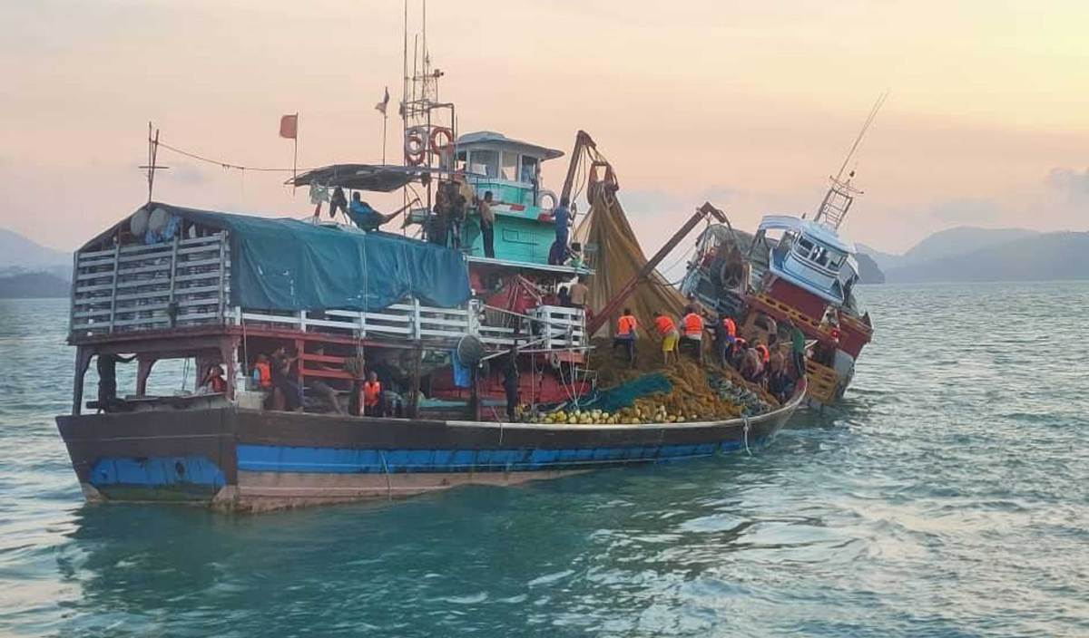 SEBUAH bot ikan bilis hampir karam selepas terlaggar batu, bagaimanapun 30 nelayan diselamatkan bot berhampiran dalam kejadian di hadapan Resort World Langkawi. FOTO Ihsan Maritim Malaysia