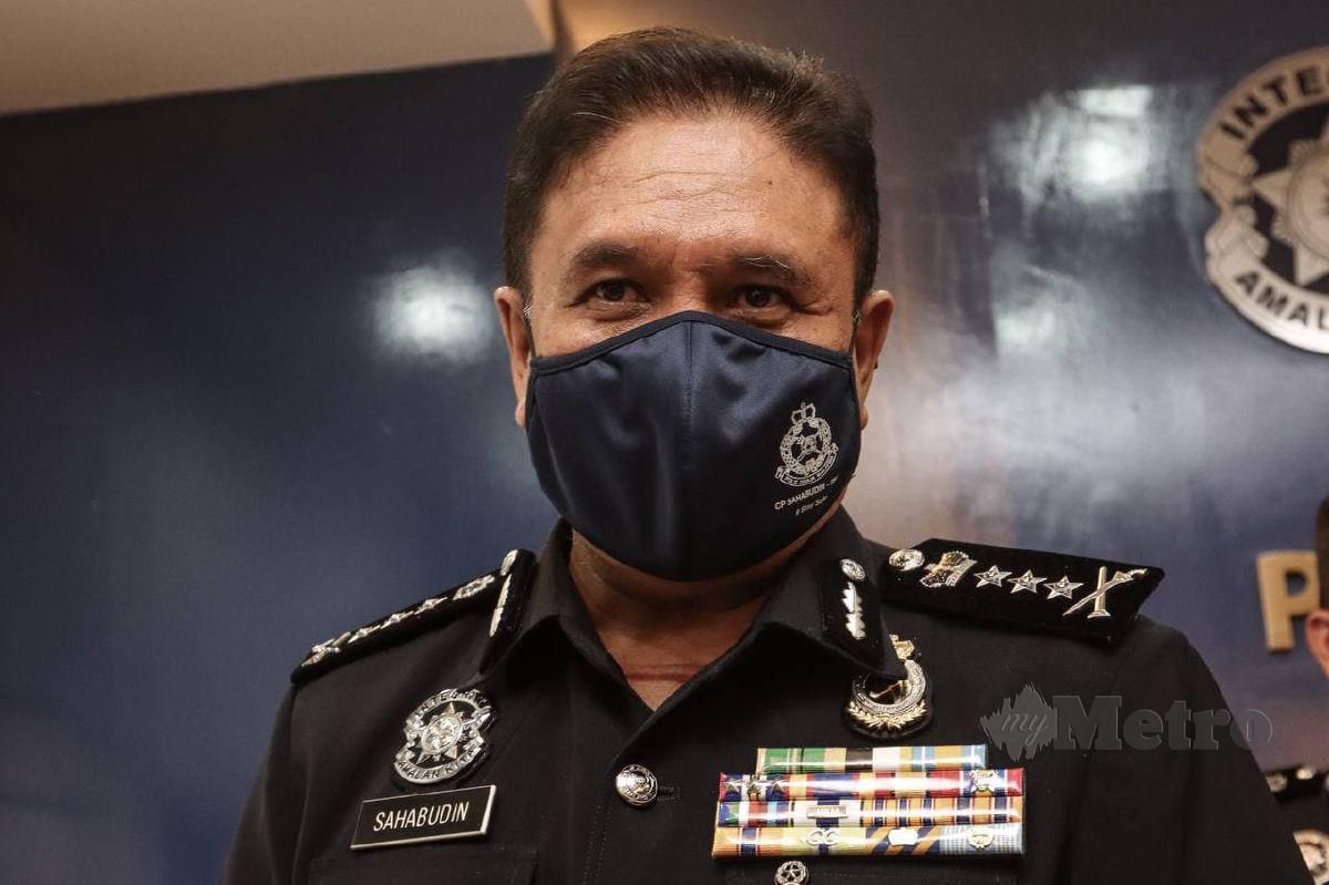 Sahabudin mengulas mengenai seorang pegawai polis di Pulau Pinang bersekongkol dalam kegiatan jenayah dengan melepaskan suspek Macau Scam ketika sidang media di Ibu Pejabat Polis Kontinjen (IPK) Pulau Pinang. FOTO DANIAL SAAD