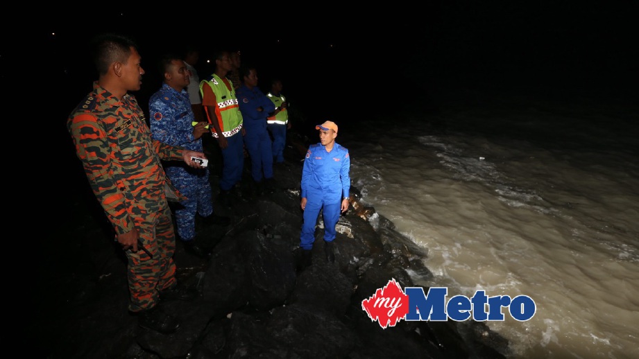 MPHD Farid (dua kiri) bersama anggotanya dan pegawai bomba membuat pemantauan keadaan air pasang besar di pesisir pantai Sungai Baru, Kuala Perlis. FOTO Eizairi Shamsudin