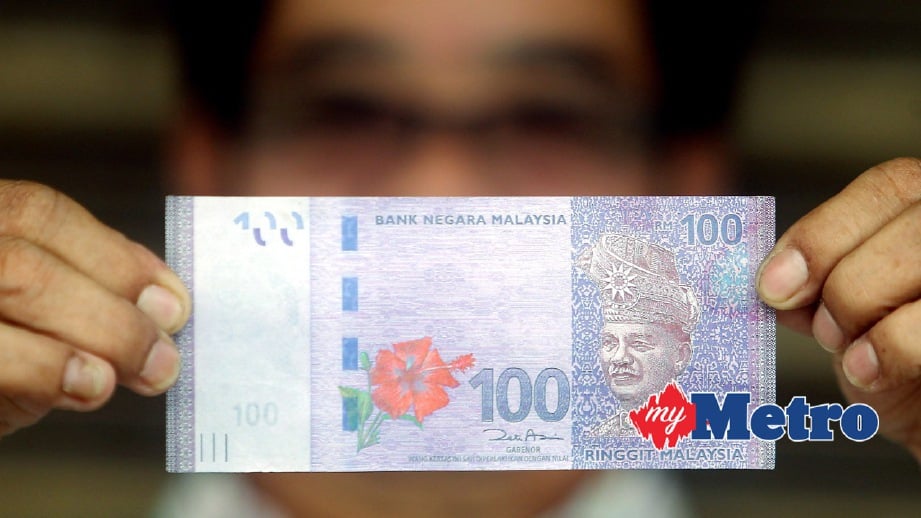 WANG kertas RM100 palsu yang diterima peniaga daripada pelanggan yang tidak dikenali di kedai runcit. FOTO Azhar Ramli