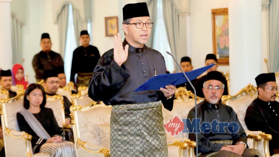 AZLAN Man mengangkat sumpah sebagai Menteri Besar Perlis di Istana Arau. FOTO Amran Hamid