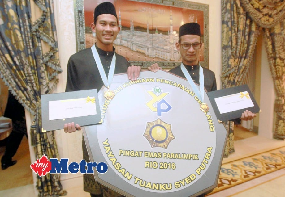 ABDUL Latif (kiri)  dan Mohamad Ridzuan bersama Anugerah Khas Yayasan Tuanku Syed Putra. FOTO Azhar Ramli