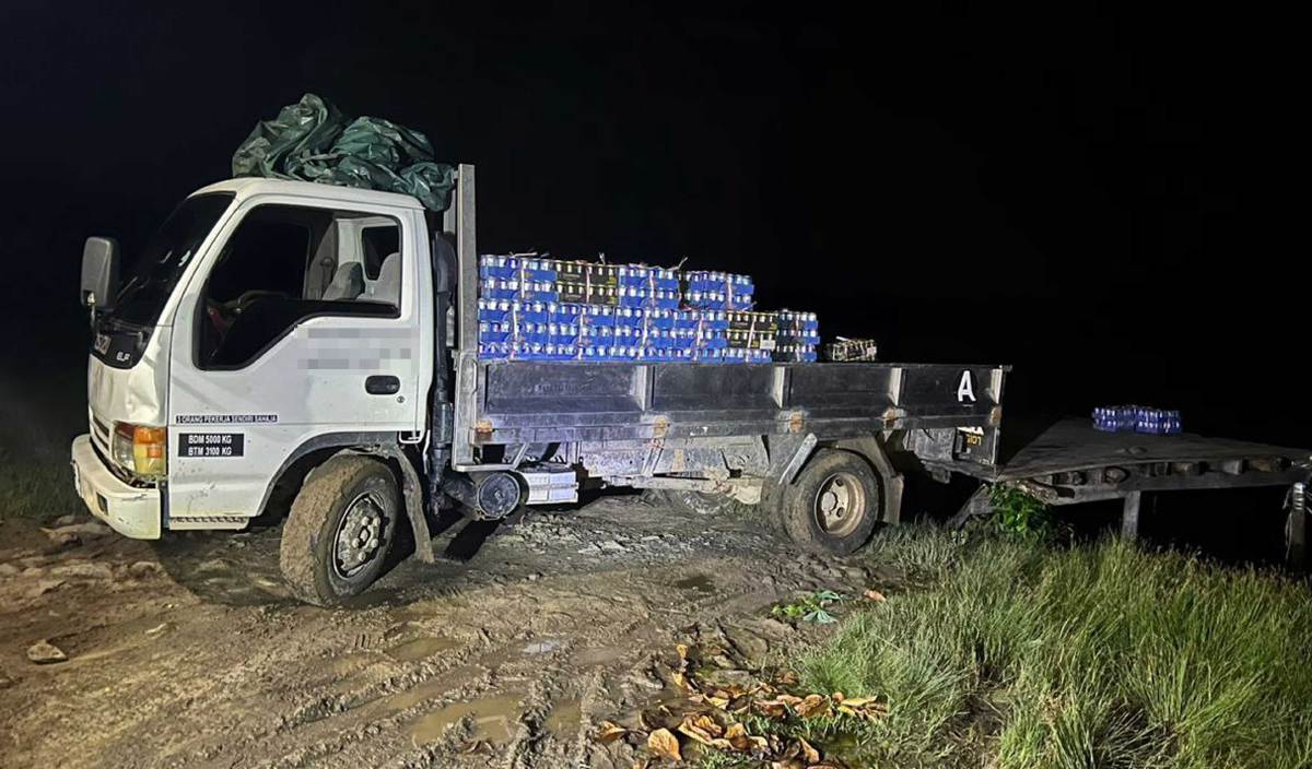 LORI sarat minuman keras tidak bercukai dirampas PPM Kota Kinabalu dalam serbuan di jeti tepi sungai Kampung Bintuka Laut, Beaufort.  FOTO Ihsan PPM