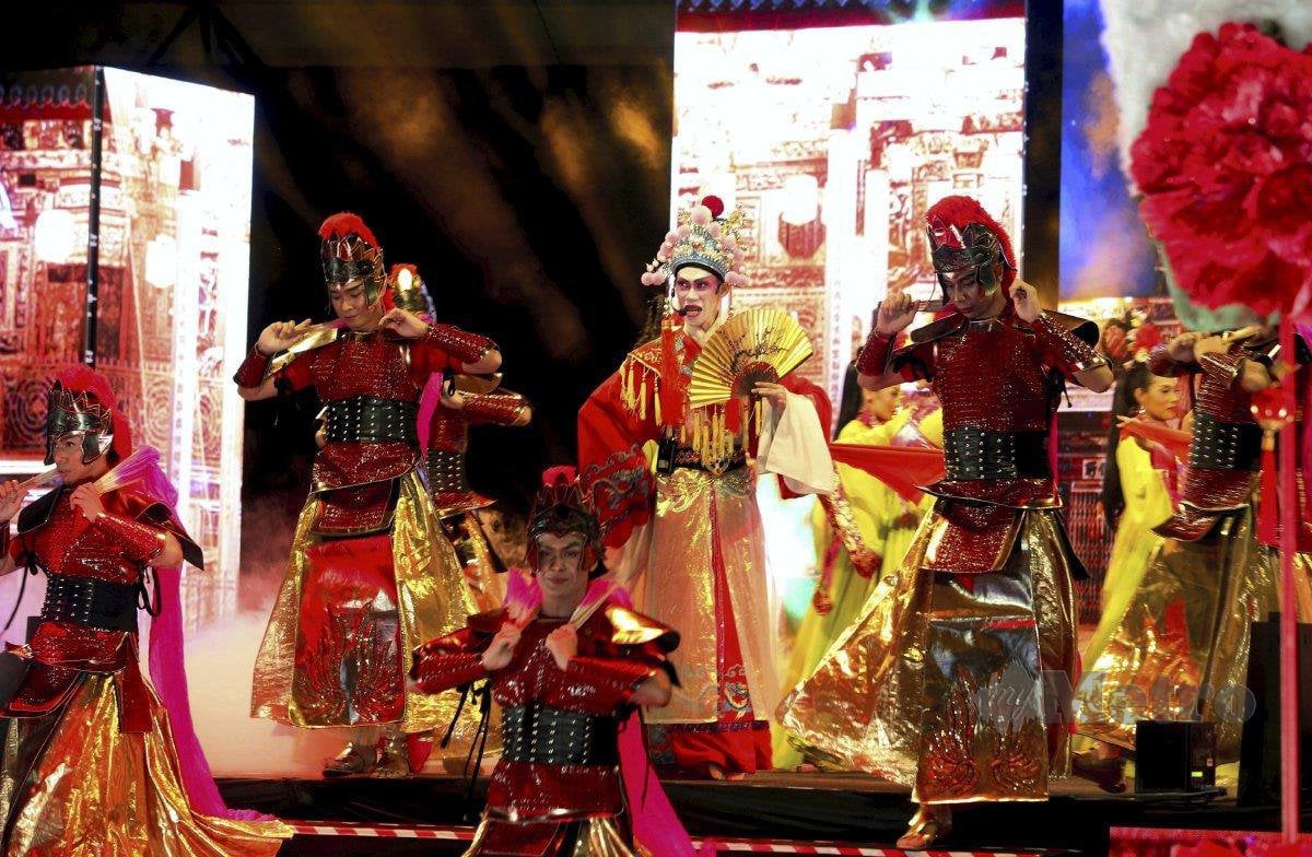 Persembahan unik opera Cina dengan pakaian tradisional memiliki keunikan tersendiri dan semakin dikenali di persada antarabangsa.