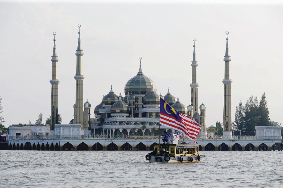 PERKHIDMATAN menyusuri Sungai Terengganu dengan bot penambang klasik turut melewati Masjid Kristal.