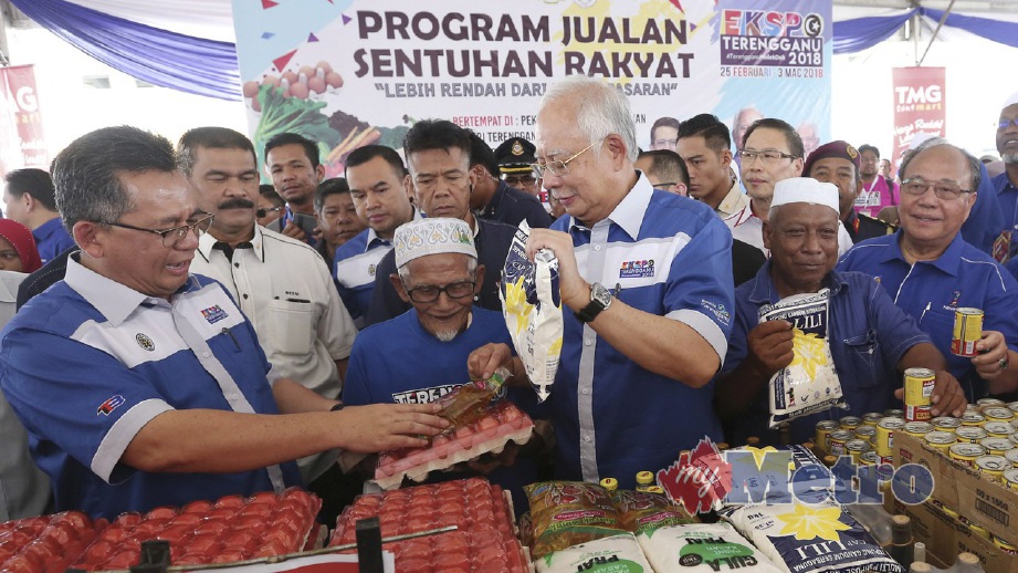 NAJIB bersama Ahmad Razif (kiri) bermesra dengan pembeli dan peniaga di tapak Jualan Sentuhan Rakyat sempena Ekspo Terengganu 2018. FOTO Ghazali Kori