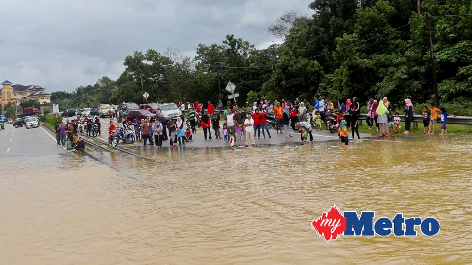 KEADAAN banjir di Jalan Utama Kuala Berang selepas hujan lebat sejak malam tadi. FOTO Ghazali KoriKORI